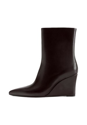 PULL&BEAR, WEDGE-HEEL - ANKLE BOOTS - Bottines à talons hauts - brown