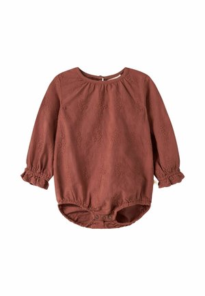 Barboteuse bébé à manches longues couleur rouille avec broderie florale, poignets élastiqués à volants et pressions en bas pour un accès facile à la couche.