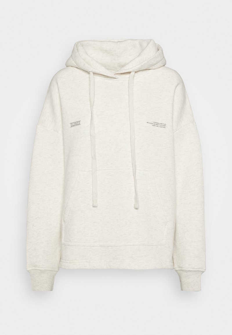 Sweat à capuche blanc cassé avec poche avant, cordons de serrage, et petits textes imprimés sur la poitrine et près de l'épaule.