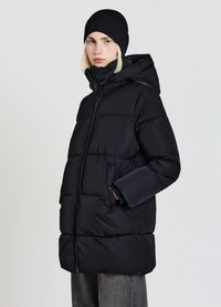 Giacca a vento nera realizzata in nylon leggero, con cappuccio, chiusura a zip e tasche laterali. Texture liscia con design trapuntato.