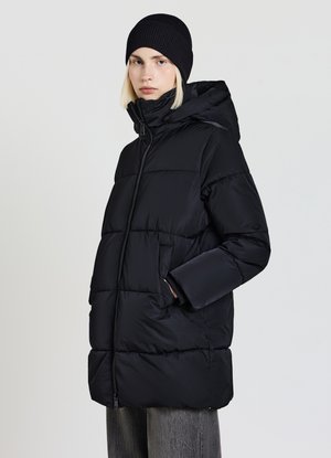 Giacca a vento nera realizzata in nylon leggero, con cappuccio, chiusura a zip e tasche laterali. Texture liscia con design trapuntato.