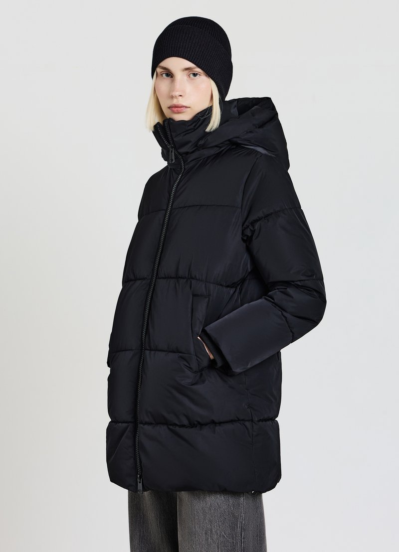 Giacca a vento nera realizzata in nylon leggero, con cappuccio, chiusura a zip e tasche laterali. Texture liscia con design trapuntato.