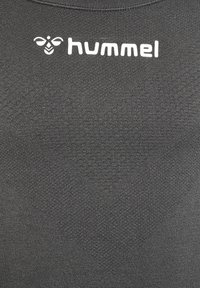 Dunkelgrauer Sweatshirt mit strukturiertem Stoffmuster. Mit weißem "hummel"-Logo und Biene-Grafik im oberen Brustbereich. Runder Ausschnitt.