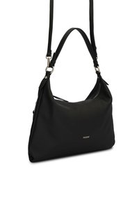 Črna usnjena torbica z mehko, teksturirano površino, z nastavljivimi naramnicami in zadrgo. Prisotni so zlatni kovinski dodatki.