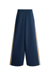 Pantalon large bleu marine avec taille élastique et bandes latérales beiges, coupé au-dessus de la cheville, fabriqué en tissu lisse.