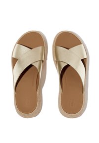 Gouden cross-strap sandalen met een gestructureerde bovenkant, gepluched tan voetbed en een natuurlijke geweven zool, ontworpen voor eenvoudig aan- en uittrekken.