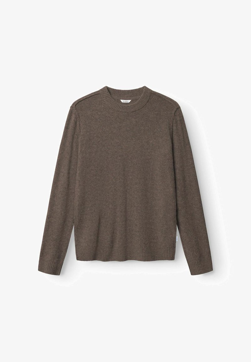 Maglione marrone a maglia con scollatura a girocollo, maniche lunghe e orlo a coste. Texture morbida con dettagli minimi e senza elementi metallici visibili.