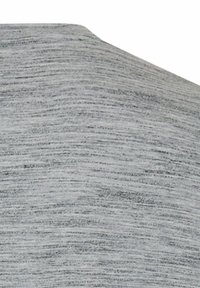 Grauer Stoff mit dezenten horizontalen schwarzen und weißen Fäden, die auf einer gebogenen Oberfläche ein weiches, strukturiertes Erscheinungsbild erzeugen.