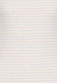 Bézs bordázott anyag egyenletesen elosztott vékony, világoskék vízszintes csíkokkal.