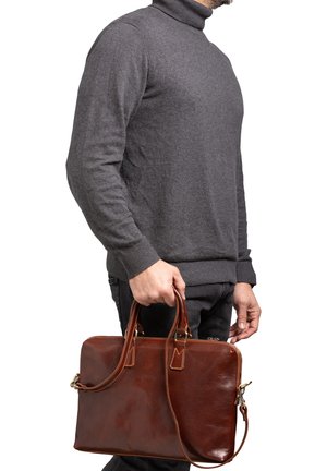 Borsa in pelle marrone con una superficie liscia, doppi manici e una tracolla rimovibile. Presenta accessori dorati e una chiusura con zip.
