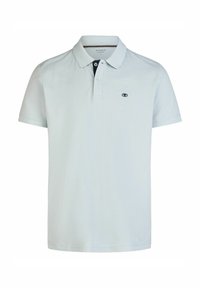 Jasnoniebieska koszulka polo, krótki rękaw, kołnierzyk z dwoma guzikami, czarne akcenty na kołnierzyku, haftowane logo na piersi, teksturowana tkanina.