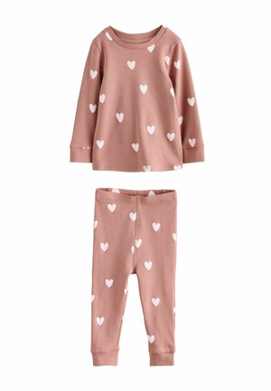 Rosa bomullspyjamas med långärmad topp och byxor med resårmidja, båda dekorerade med vita hjärtmönster. Slät textur och avslappnad design.