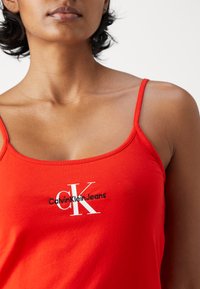 Calvin Klein Jeans MONOLOGO STRAPPY TANK  - Topp - fiery red