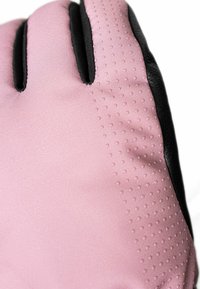 Rosa Stoffhandschuh mit schwarzen Akzenten, strukturierten Oberflächen mit kleinen, erhabenen Punkten und ausgeprägten Fingeröffnungen für besseren Halt und Flexibilität.