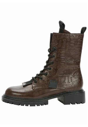 Botte de combat en cuir marron foncé à lacets, avec des motifs de texte embossés et une semelle épaisse noire.