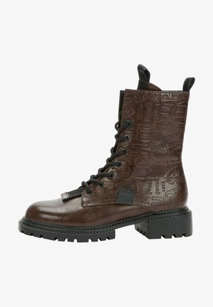 Botte de combat en cuir marron foncé à lacets, avec des motifs de texte embossés et une semelle épaisse noire.