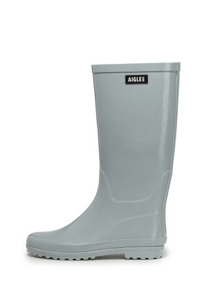 Botte de pluie haute en caoutchouc gris clair avec semelle texturée et étiquette de marque Aigle près du haut sur fond blanc uni.