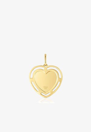 Colgante en forma de corazón en tono dorado con un diseño abierto y una superficie lisa, que presenta un detalle grabado de la marca en la parte posterior.