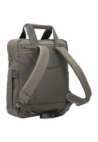 Mochila de tela gris con un panel de malla texturizada, correa de hombro ajustable y acolchada, y dos asas superiores para un fácil transporte.