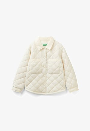 Kremowa pikowana kurtka z kołnierzem, zapięciem na guziki i dwoma przednimi kieszeniami. Gładka faktura z motywem diamentowym na całej powierzchni.