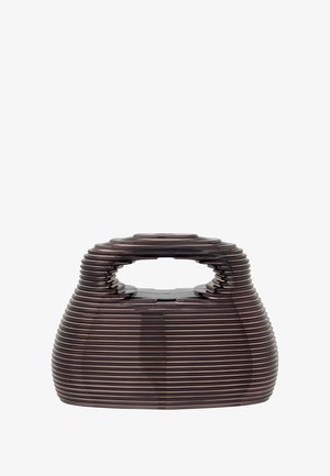 Ruda plastikinė rankinė su horizontaliais grioveliais, apvaliu viršumi ir dviem išpjautomis rankenomis. Lygus paviršius su blizgiu apdaila.