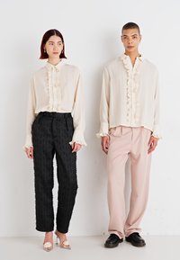 Sister Jane FREDDIE RUFFLE UNISEX - Πουκαμίσα με κουμπιά - ivory