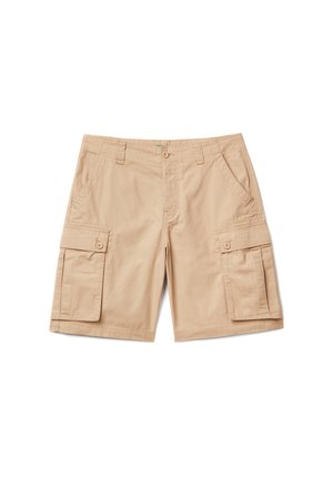 Pantalones cortos tipo cargo beige con bolsillos de solapa abotonados a cada lado, bolsillos delanteros con abertura, pasadores para cinturón y cierre frontal con botón y cremallera.
