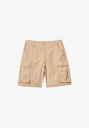Pantalones cortos tipo cargo beige con bolsillos de solapa abotonados a cada lado, bolsillos delanteros con abertura, pasadores para cinturón y cierre frontal con botón y cremallera.
