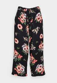 Svarta blommiga byxor med bred bendesign, prydda med rosa och vita blommor samt gröna blad. Inkluderar ett matchande knytbälte vid midjan.