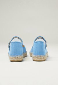 Espadrillas blu scamosciate con cinturini alla caviglia, dotate di suole in juta intrecciata, talloni arrotondati e dettagli cuciti.