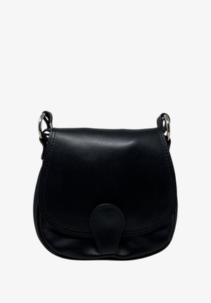 Czarna skórzana torba na ramię o zaokrąglonym kształcie, z klapką i małym akcentem z przodu. Posiada srebrne akcesoria i gładką teksturę.