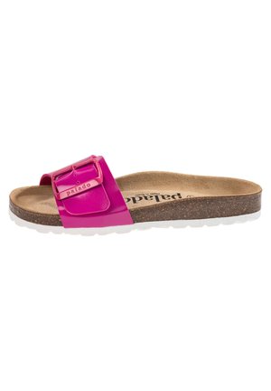 Sandalia de slide fucsia con una correa ancha y hebilla ajustable, plantilla de corcho y suela de goma blanca, con un acabado suave y brillante.