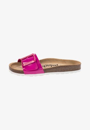 Fuchsia Riemensandalette mit einem breiten Riemen und verstellbarem Schnallenverschluss, Korkfußbett und weißer Gummisohle, mit einer glatten, glänzenden Oberfläche.