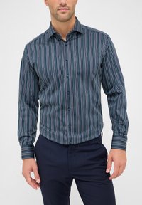 Blouse met knoopsluiting en verticale strepen in marineblauw, groen en wit. Lange mouwen met knoopmanchetten, gemaakt van een gladde katoenmix.