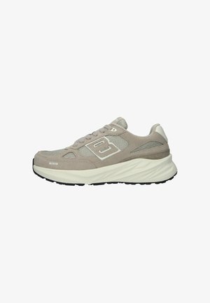 Zapatilla de deporte gris claro y beige con paneles de malla y ante, suela blanca gruesa, cordones y un logotipo estilizado "B" en el lateral.