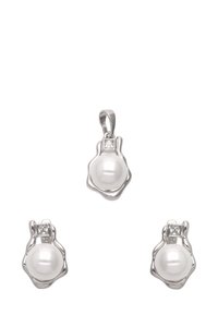 Kolme osastoinen korusetti, joka sisältää hopeaketjun ja siihen sopivat korvakorut, joissa on pyöreä valkoinen helmi ja neliön muotoiset kirkkaat kivenkoristeet.