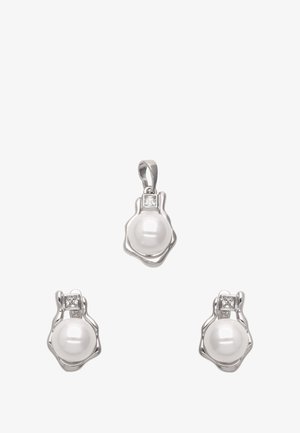 Drei-teiliges Schmuckset mit einem silbernen Anhänger und passenden Ohrringen, jeweils mit einer runden weißen Perle und quadratischen klaren Steinen.