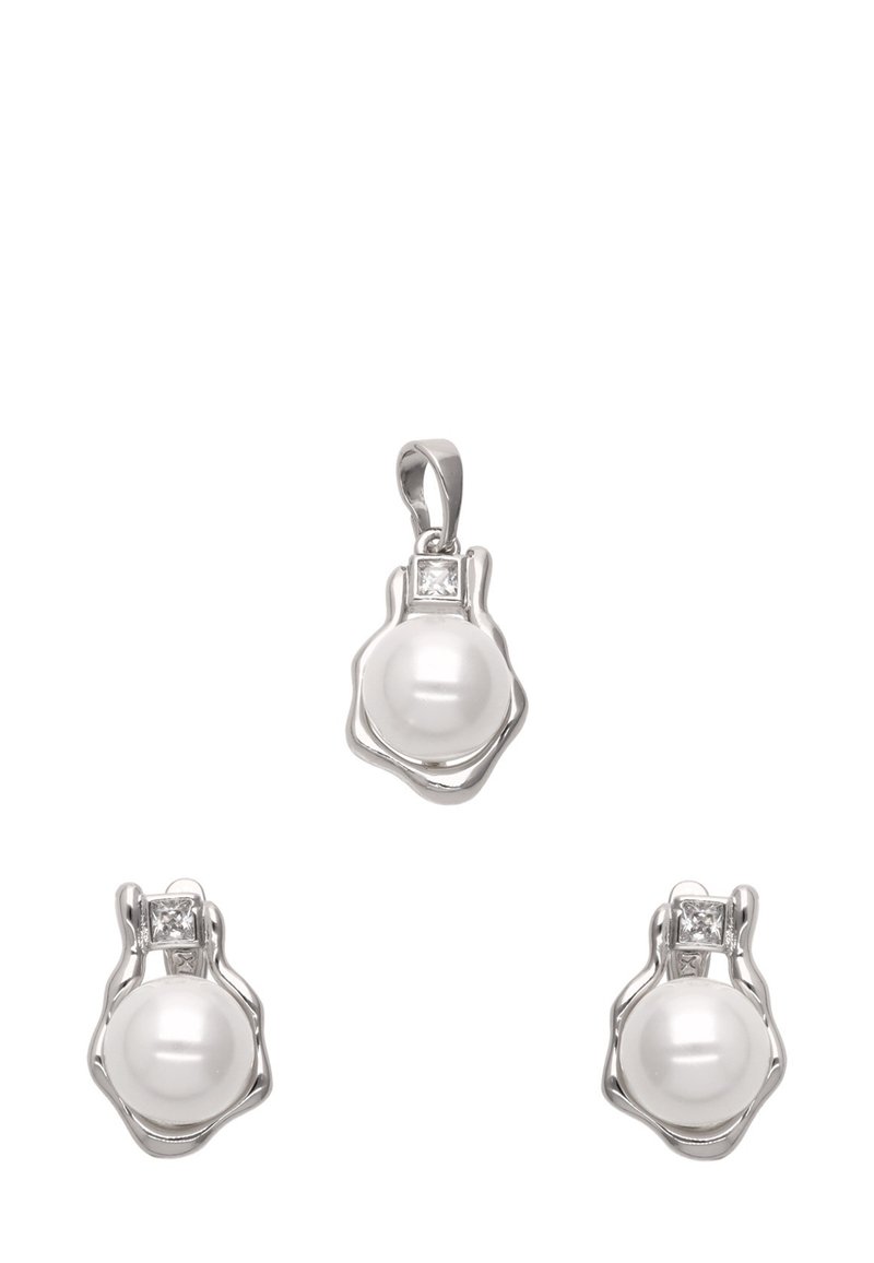 Kolme osastoinen korusetti, joka sisältää hopeaketjun ja siihen sopivat korvakorut, joissa on pyöreä valkoinen helmi ja neliön muotoiset kirkkaat kivenkoristeet.