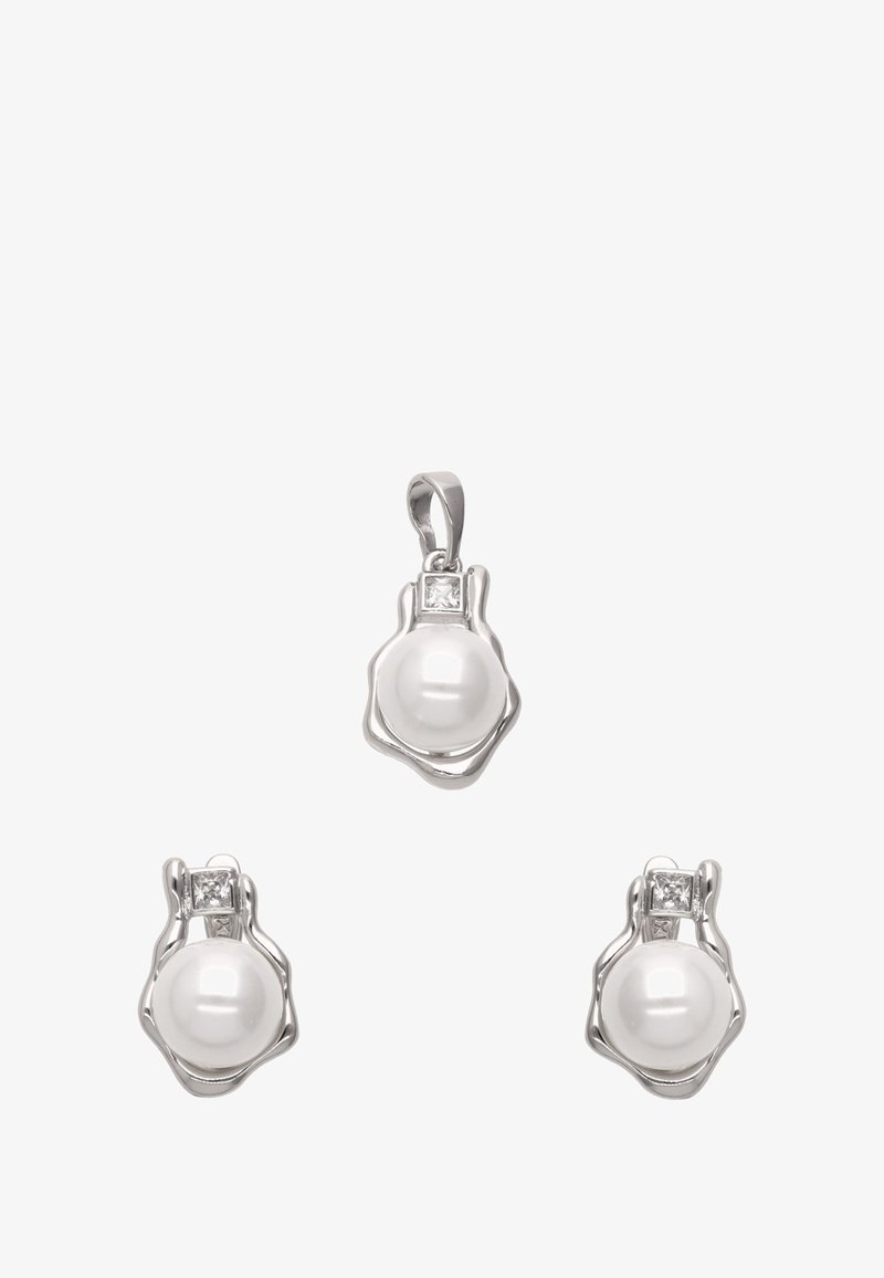 Kolme osastoinen korusetti, joka sisältää hopeaketjun ja siihen sopivat korvakorut, joissa on pyöreä valkoinen helmi ja neliön muotoiset kirkkaat kivenkoristeet.