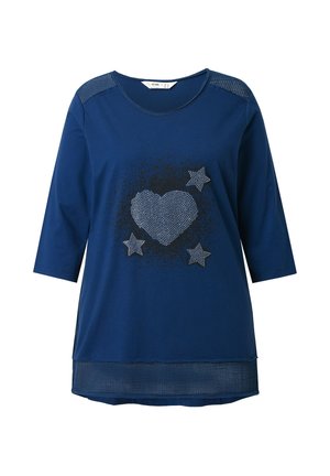 Navyblauwe T-shirt met lange mouwen, met een hart- en sterontwerp in rhinestones, een gestructureerde schouderaccent en een licht gebogen zoom.