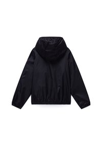 Μαύρο μπουφάν από νάιλον με κουκούλα, ελαστικές μανσέτες και ζώνη στη μέση. Λείο υλικό και μίνιμαλ σχεδιασμός, με ένα λογότυπο στον αριστερό ώμο.