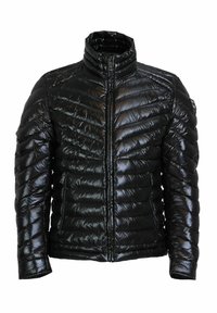 Zwarte gewatteerde jas met een glanzende afwerking, voorzien van een hoge kraag, ritssluiting en diagonale quiltpatroon. Inclusief twee zijzakken.