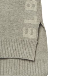 Grauer gestrickter Pullover mit geripptem Saum, seitlichem Schlitz und großen Blockbuchstaben auf dem Ärmel. Weicher Stoff und lockere Passform.