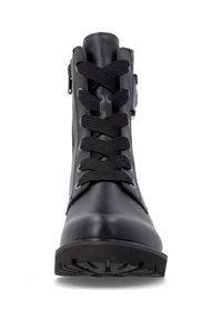 Botte noire en cuir à lacets avec semelle épaisse et fermeture éclair sur le côté, vue de face sur fond blanc.