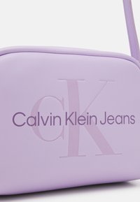 Calvin Klein Jeans SCULPTED CAMERA BAG MONO - Borsa a tracolla - pastel lilac