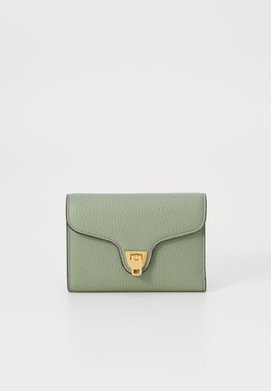 Portafoglio in pelle verde con texture, chiusura a patta e dettagli in oro. Forma rettangolare con bordi neri a contrasto.