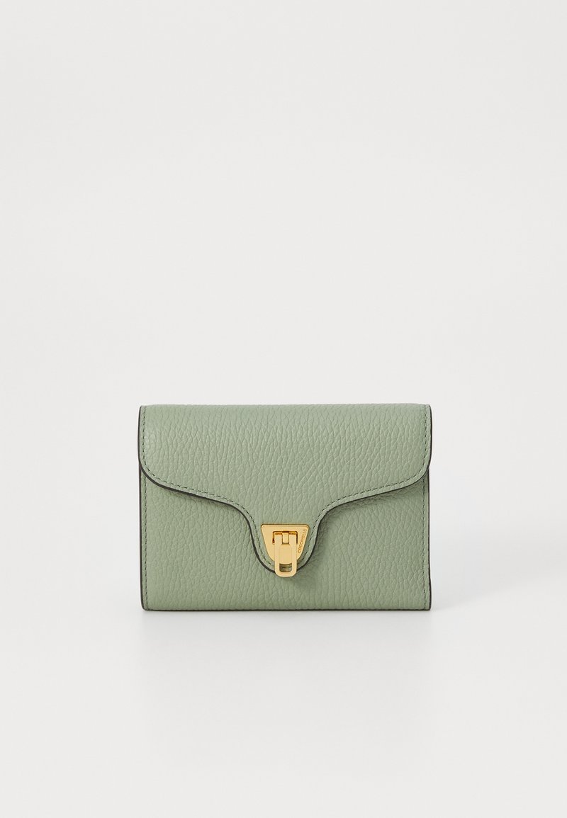 Carteira verde de couro texturizado com fecho de aba e detalhes em metal dourado. Forma retangular com bordas pretas contrastantes.