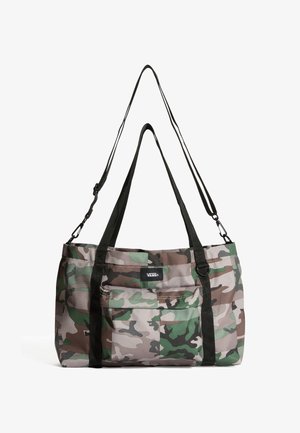 Torba typu tote marki Vans z wzorem kamuflażu, czarnymi uchwytami i regulowanym paskiem na ramię na białym tle.