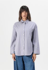 Camicia a righe botton-down in lavanda e bianco, con colletto, maniche lunghe e taschino con dettagli del logo. Tessuto morbido.