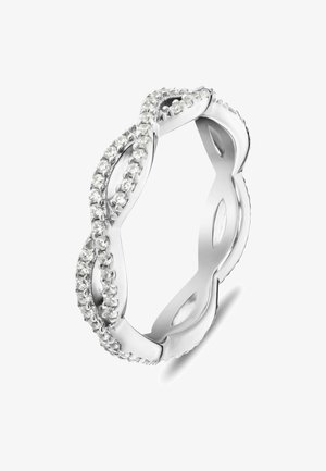 Bague en argent avec un design tordu, rehaussée de pierres claires le long de l'anneau, et découpes ovales sur les côtés. Fini lisse.
